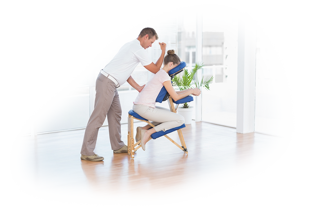 mujer con masaje de espalda